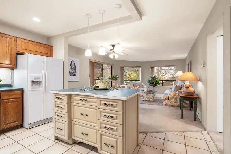 202 14950 THRIFT AVENUE - photo 4 of 29
