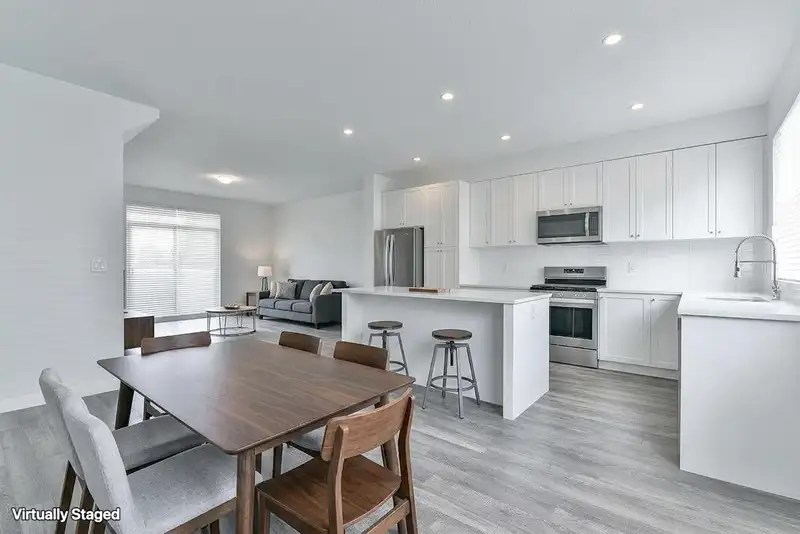 22 16337 15 AVENUE - photo 2 of 21