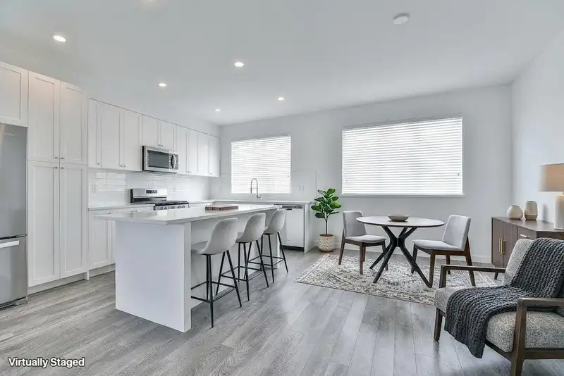 22 16337 15 AVENUE - photo 3 of 21