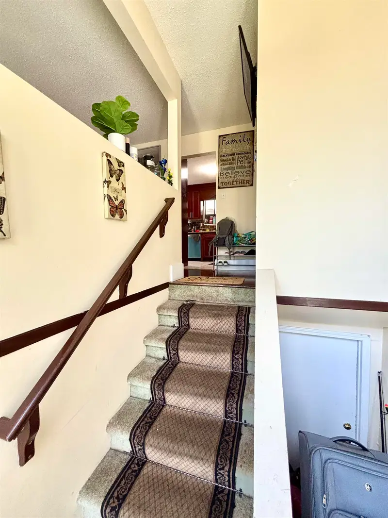 14863 87A AVENUE - photo 2 of 10