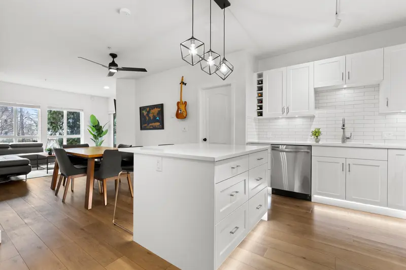 212 19091 MCMYN ROAD - photo 1 of 25