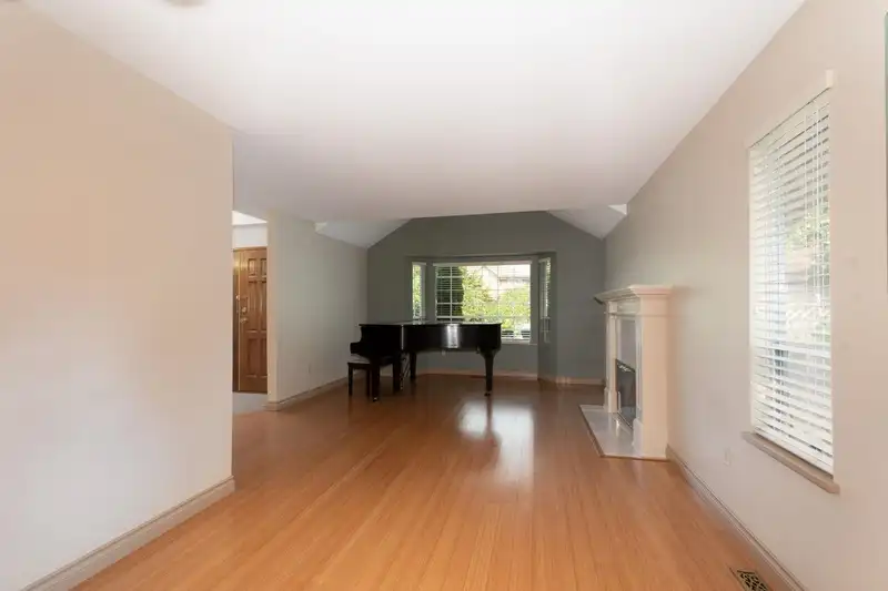 14862 21 AVENUE - photo 3 of 40