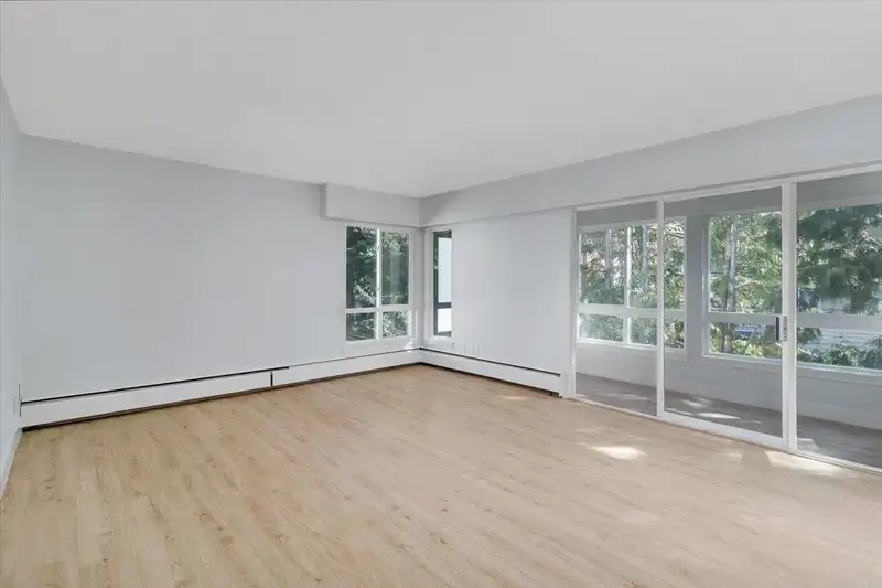 302 1322 MARTIN STREET - photo 4 of 25