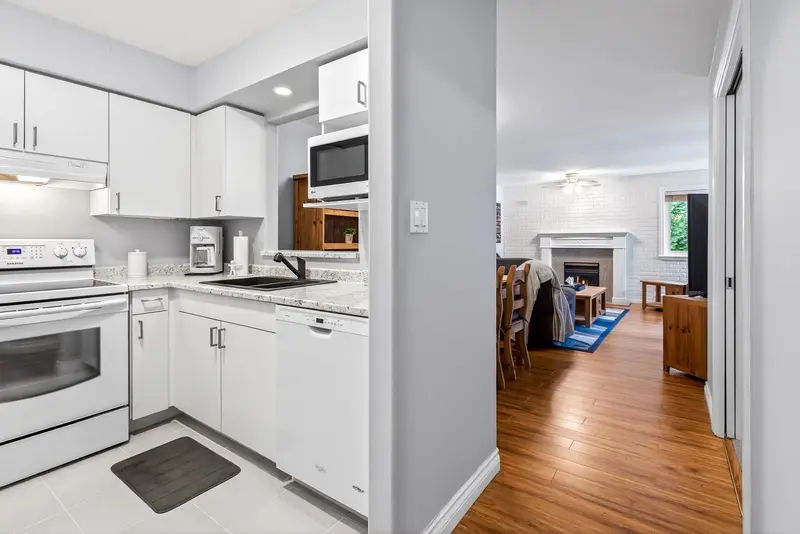 307 33675 MARSHALL ROAD - photo 2 of 25