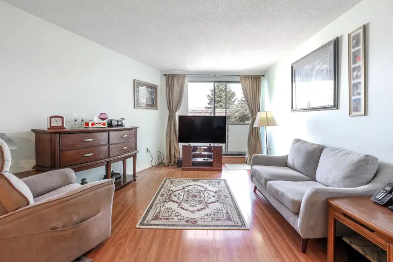 205 665 E 6TH AVENUE - photo 3 of 25