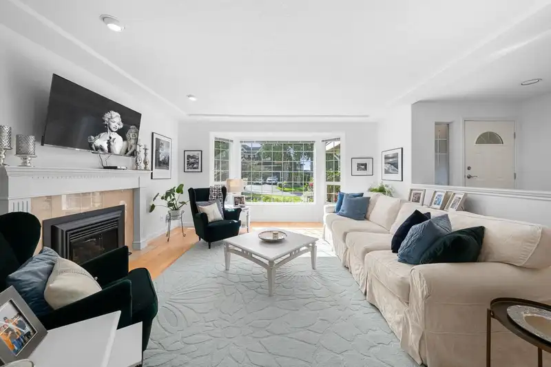 12561 18 AVENUE - photo 4 of 40