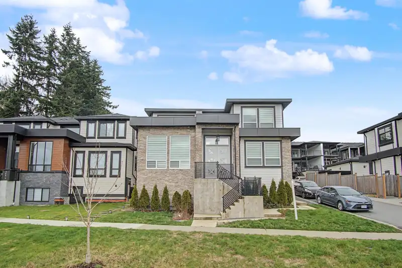 16685 15A AVENUE - photo 2 of 40