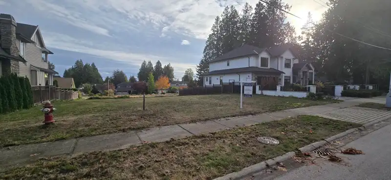 13518 15 AVENUE - photo 1 of 2