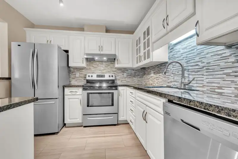 208 14950 THRIFT AVENUE - photo 2 of 37