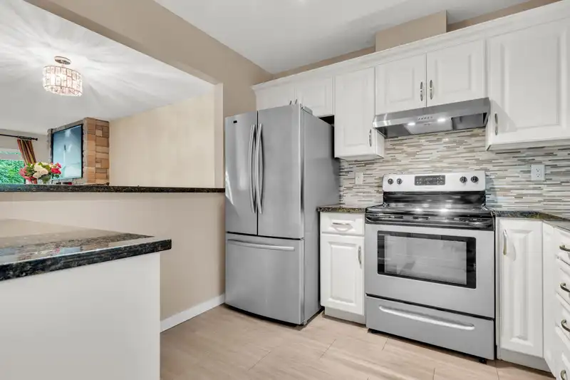 208 14950 THRIFT AVENUE - photo 3 of 37