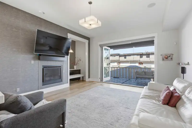 15871 28 AVENUE - photo 4 of 39