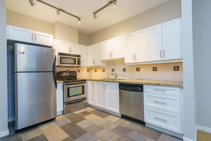 109 2511 KING GEORGE BOULEVARD - photo 2 of 32