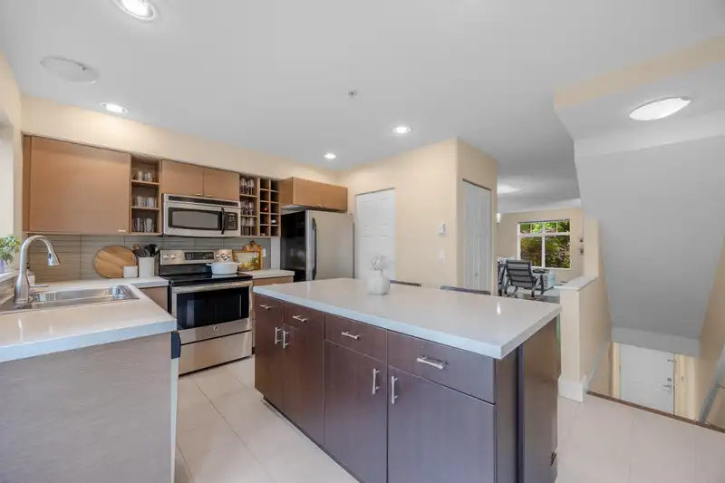 9 15833 26TH AVENUE - photo 4 of 20