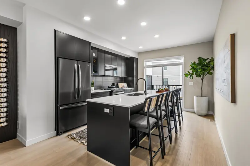 1 2886 MONTROSE AVENUE - photo 4 of 25