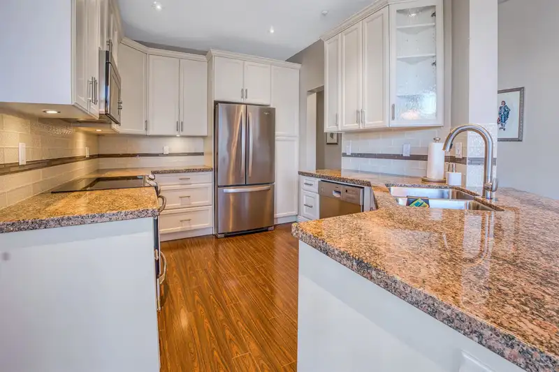 411 15555 16 AVENUE - photo 2 of 35