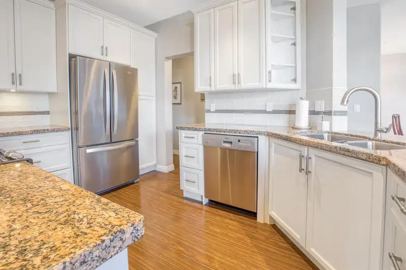 411 15555 16 AVENUE - photo 3 of 35