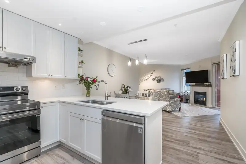 209 15368 16A AVENUE - photo 4 of 33