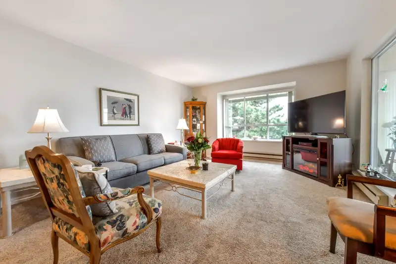 303 15130 ROPER AVENUE - photo 4 of 23