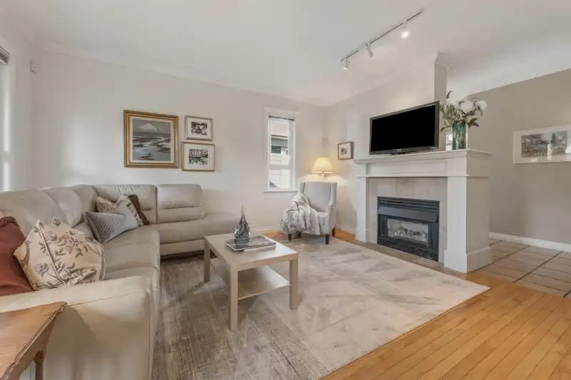 49 15055 20 AVENUE - photo 4 of 30