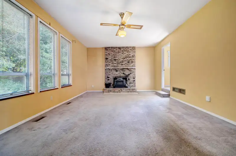 16097 10 AVENUE - photo 4 of 20