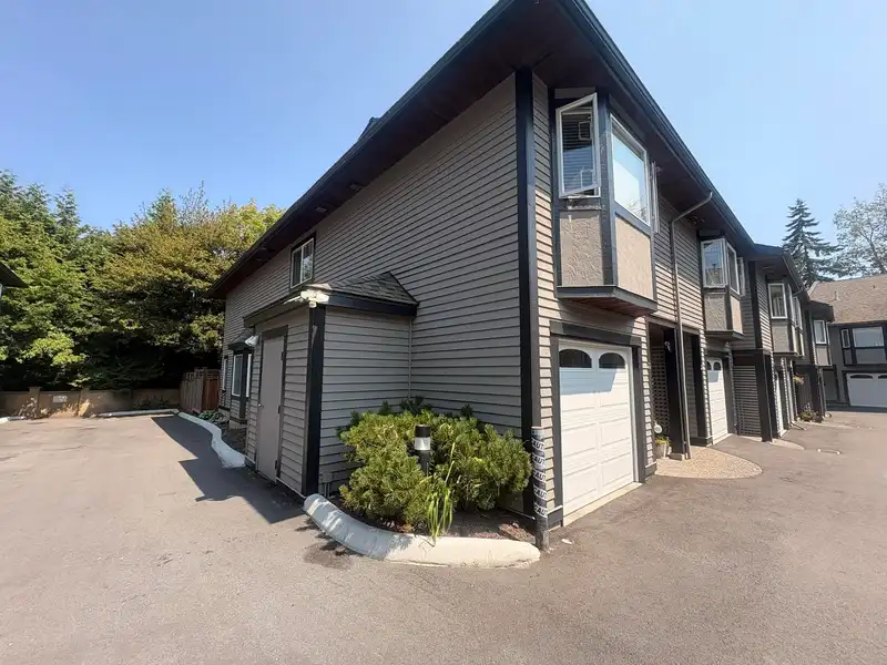 29 1828 LILAC DRIVE - photo 2 of 40