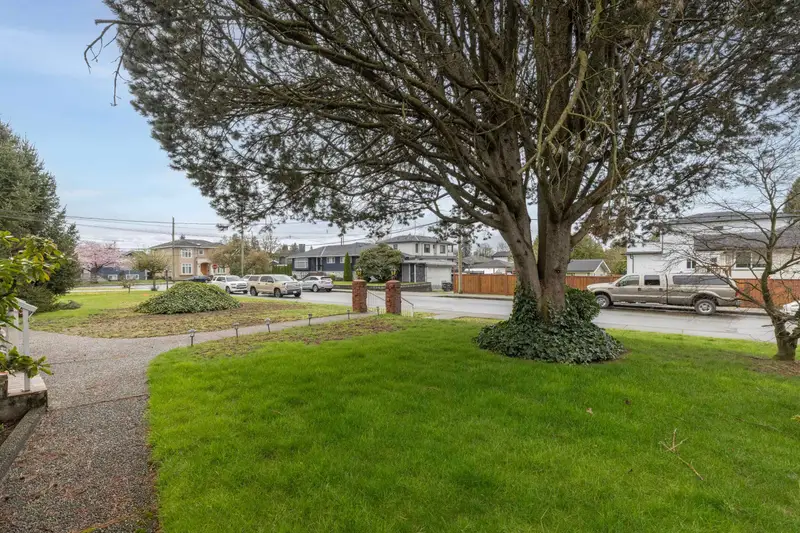 892-894 INVERGARRY AVENUE - photo 4 of 25