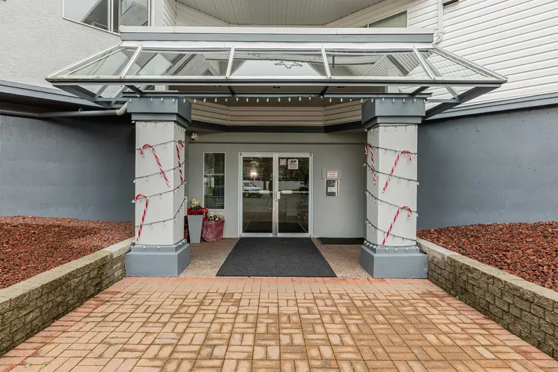 205 5377 201A STREET - photo 3 of 25