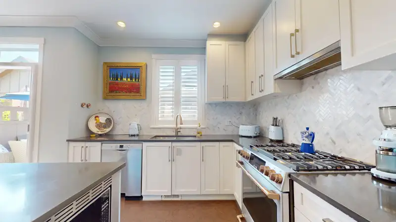 16428 25 AVENUE - photo 2 of 39