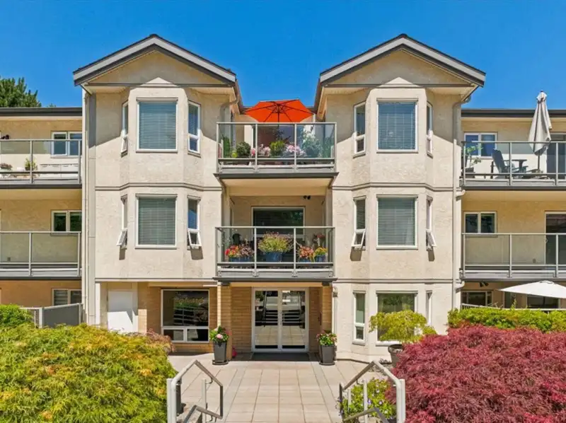 303 15255 18 AVENUE - photo 1 of 20