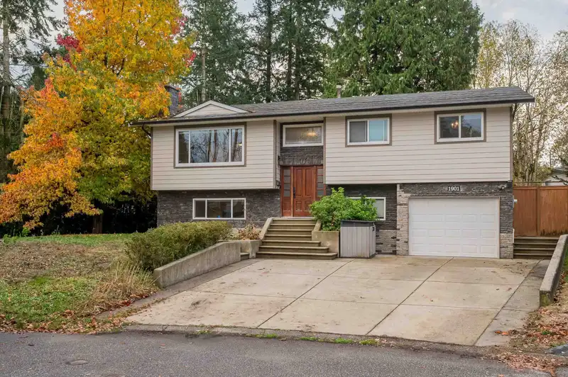 1901 IRIS PLACE - photo 3 of 36