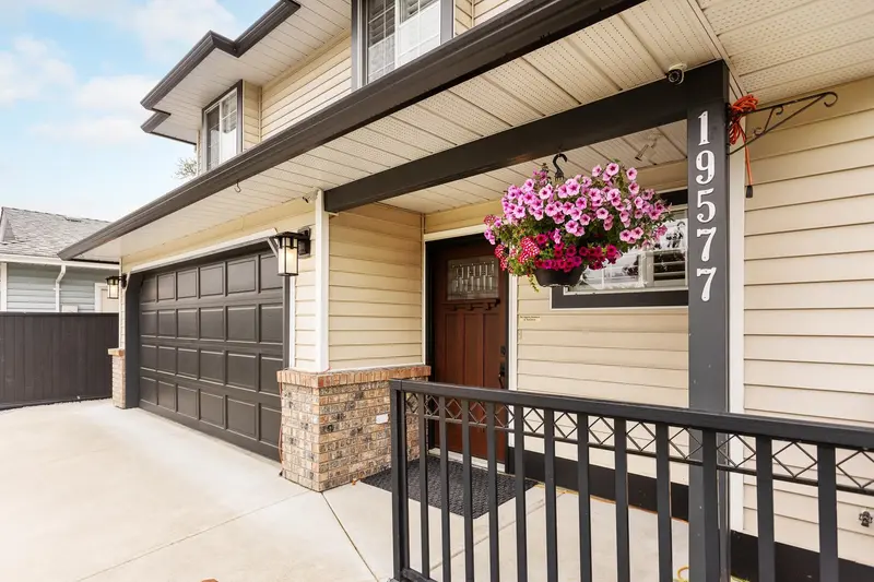 19577 SOMERSET DRIVE - photo 4 of 25