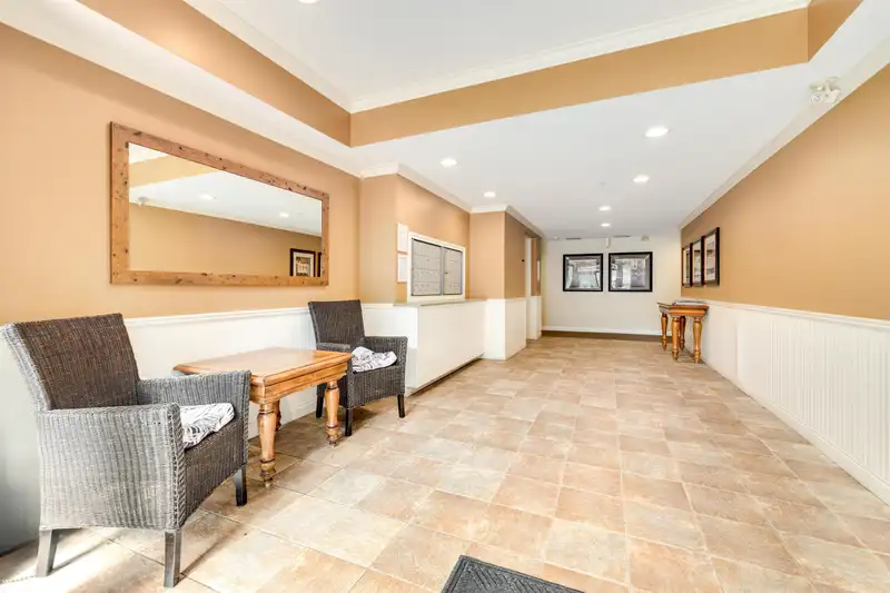 403 15323 17A AVENUE - photo 4 of 24