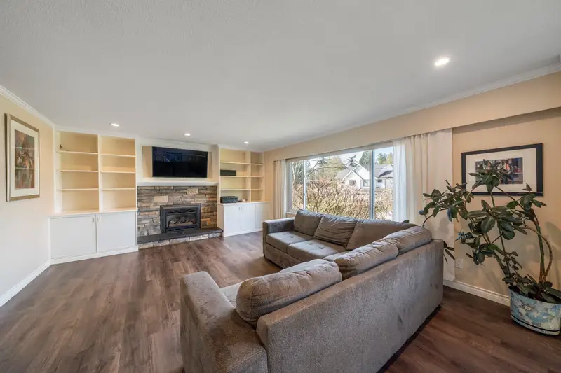 260 54A STREET - photo 3 of 25