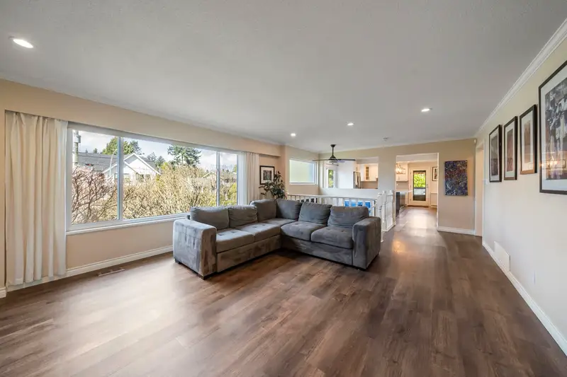 260 54A STREET - photo 4 of 25