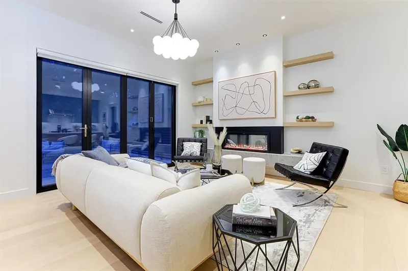 1943 E 6TH AVENUE - photo 3 of 22