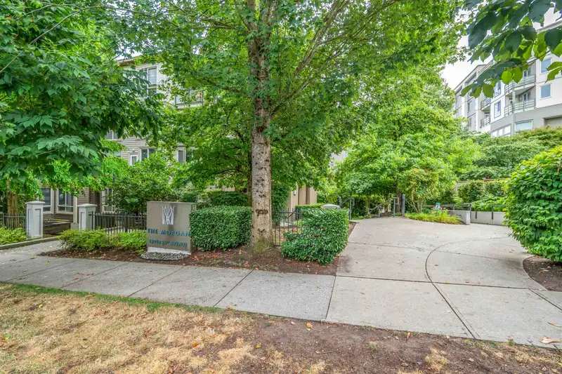 327 15918 26 AVENUE - photo 4 of 35