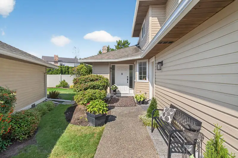 116 15121 19 AVENUE - photo 4 of 34
