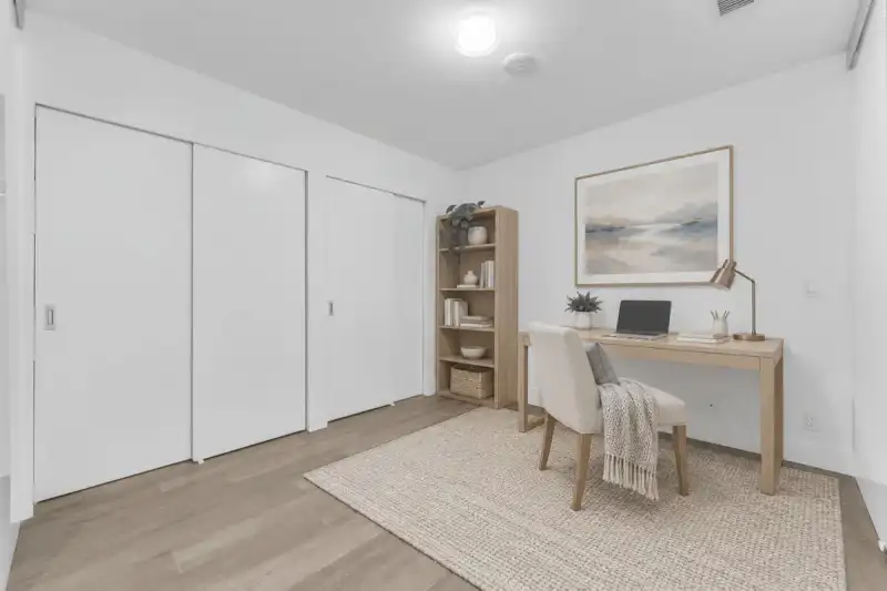 211 1342 JOHNSTON ROAD - photo 2 of 25