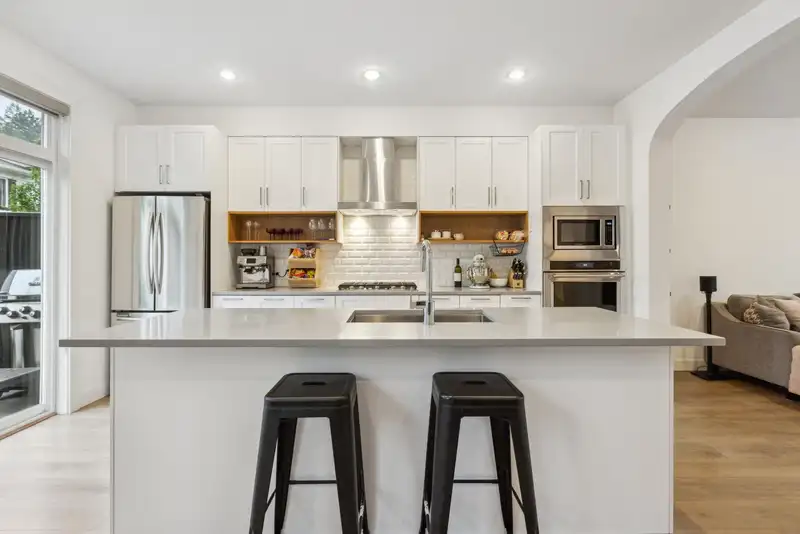 15 288 171 STREET - photo 1 of 28