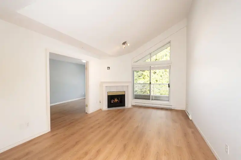 15272 20 AVENUE - photo 3 of 15