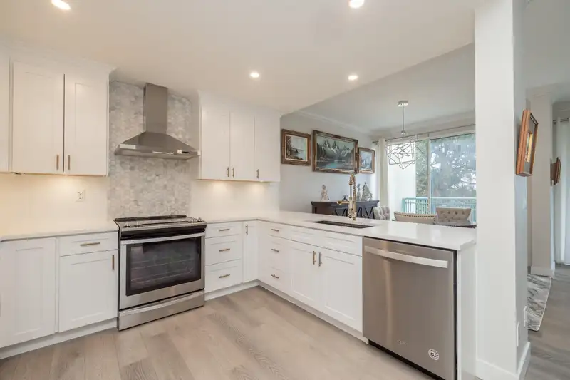 411 1785 MARTIN DRIVE - photo 2 of 29