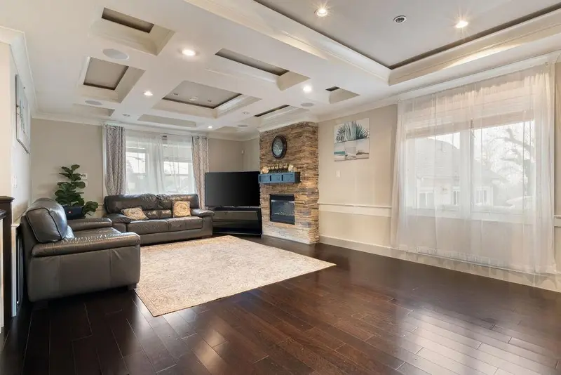 8363 VICTORIA DRIVE - photo 4 of 18