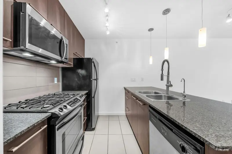 1008 2979 GLEN DRIVE - photo 4 of 25