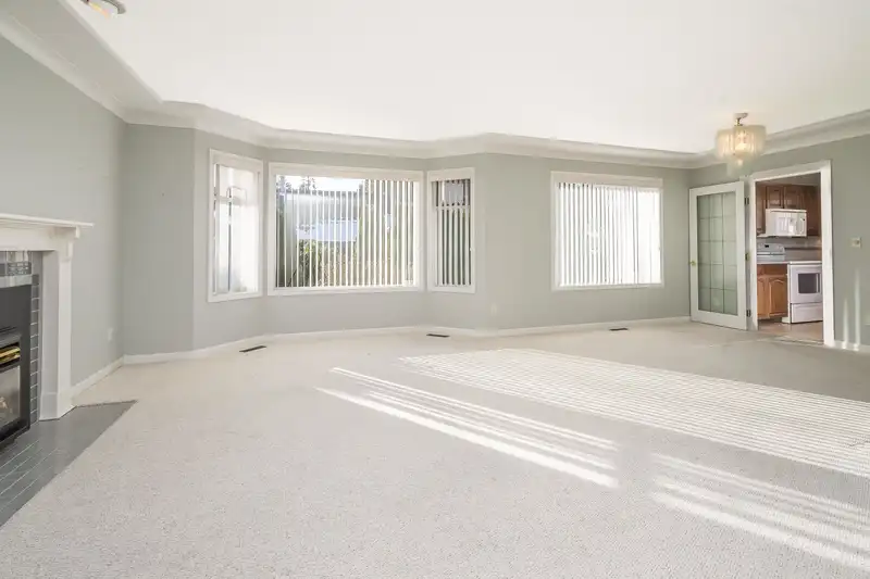 3 12925 17 AVENUE - photo 1 of 40