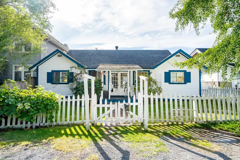 2823 GORDON AVENUE - photo 1 of 2