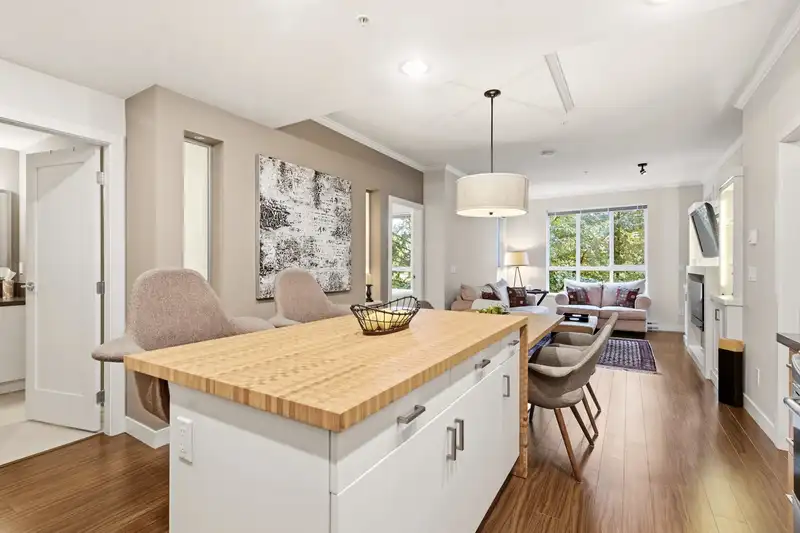 210 15428 31 AVENUE - photo 2 of 25