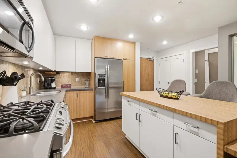 210 15428 31 AVENUE - photo 4 of 25