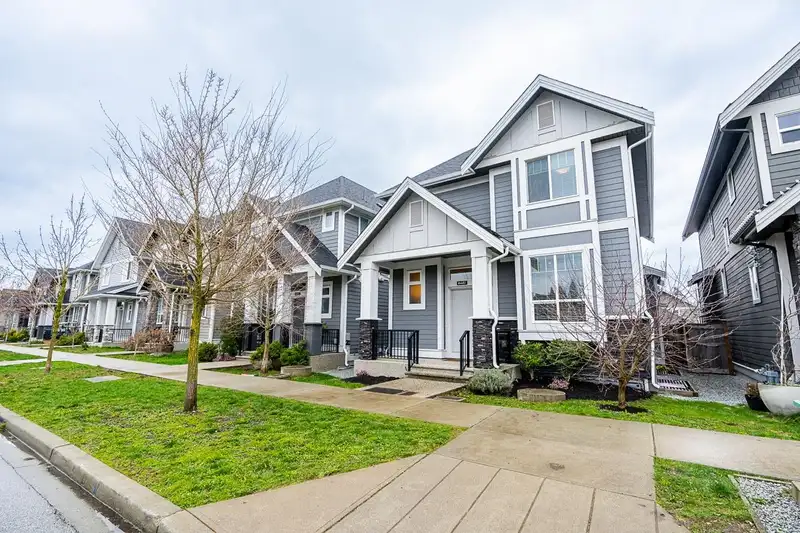 16487 25 AVENUE - photo 1 of 40