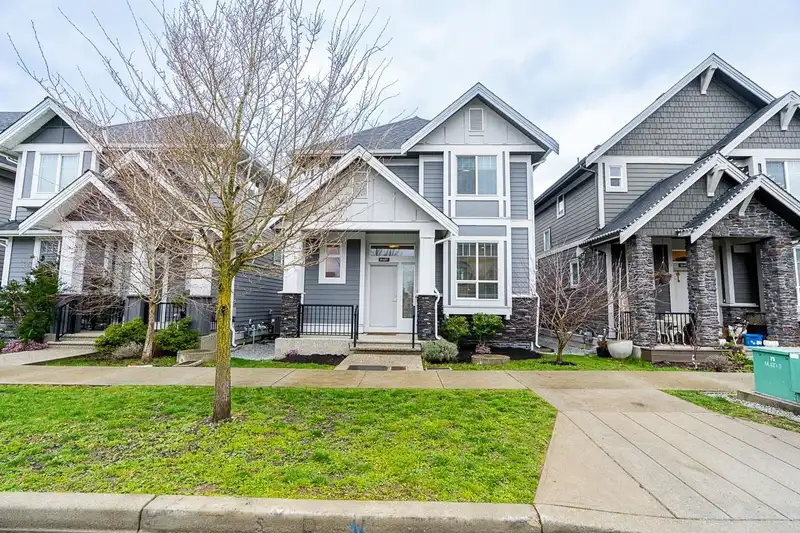 16487 25 AVENUE - photo 2 of 40