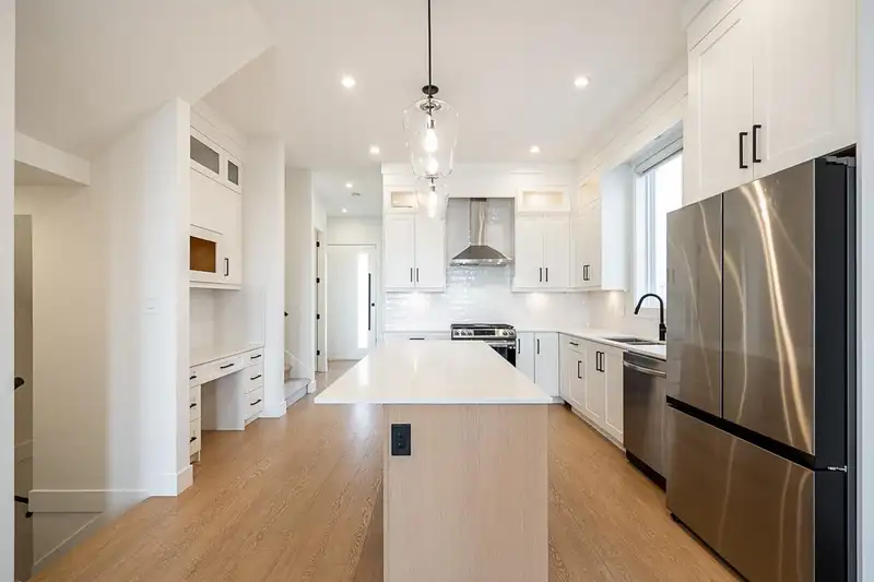16718 16 AVENUE - photo 4 of 34